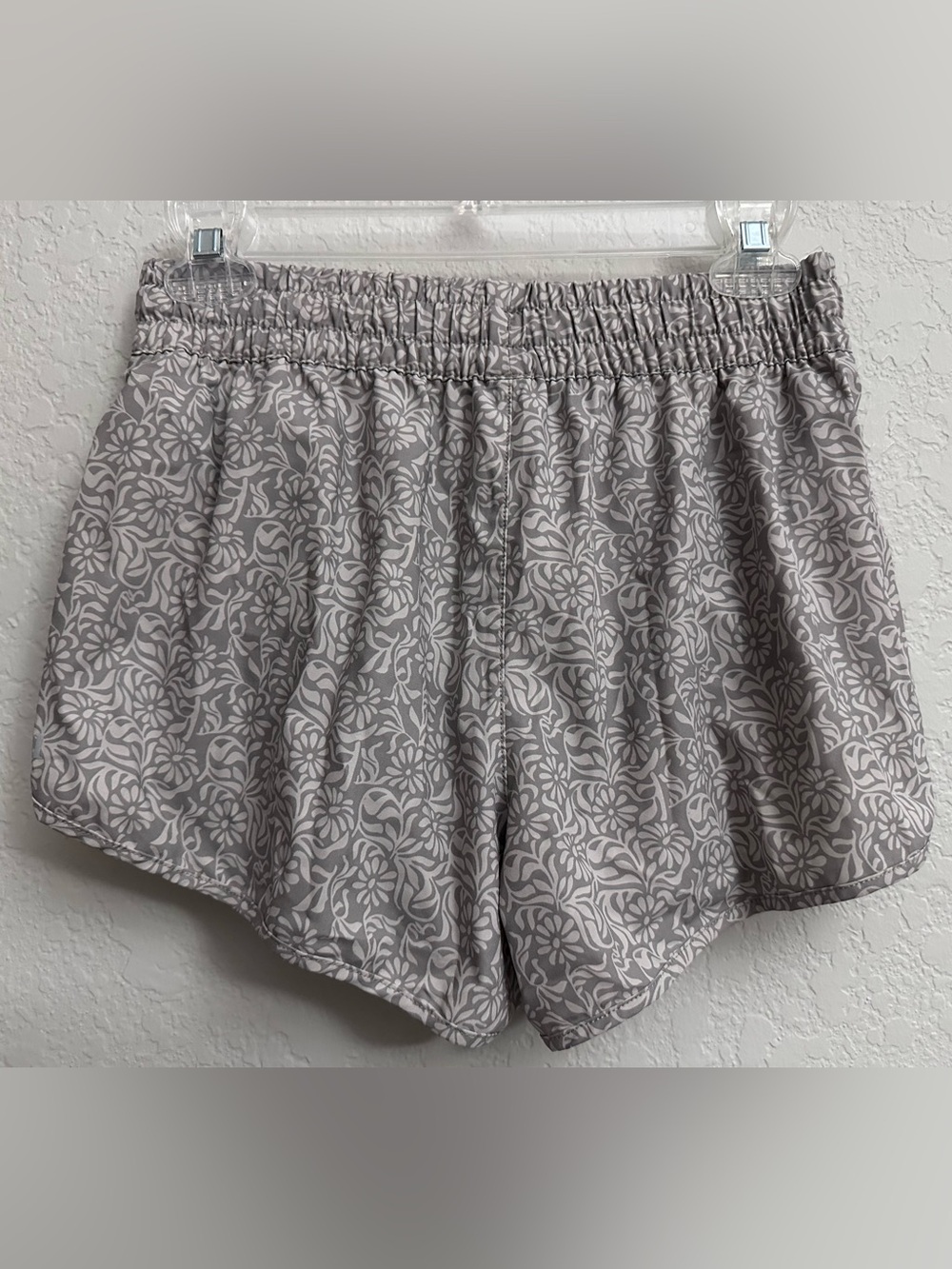 Vuori Clementine Short 2.0 in the Smokey Taupe Iris Floral 2” Inseam Size Small - Picture 4 of 8